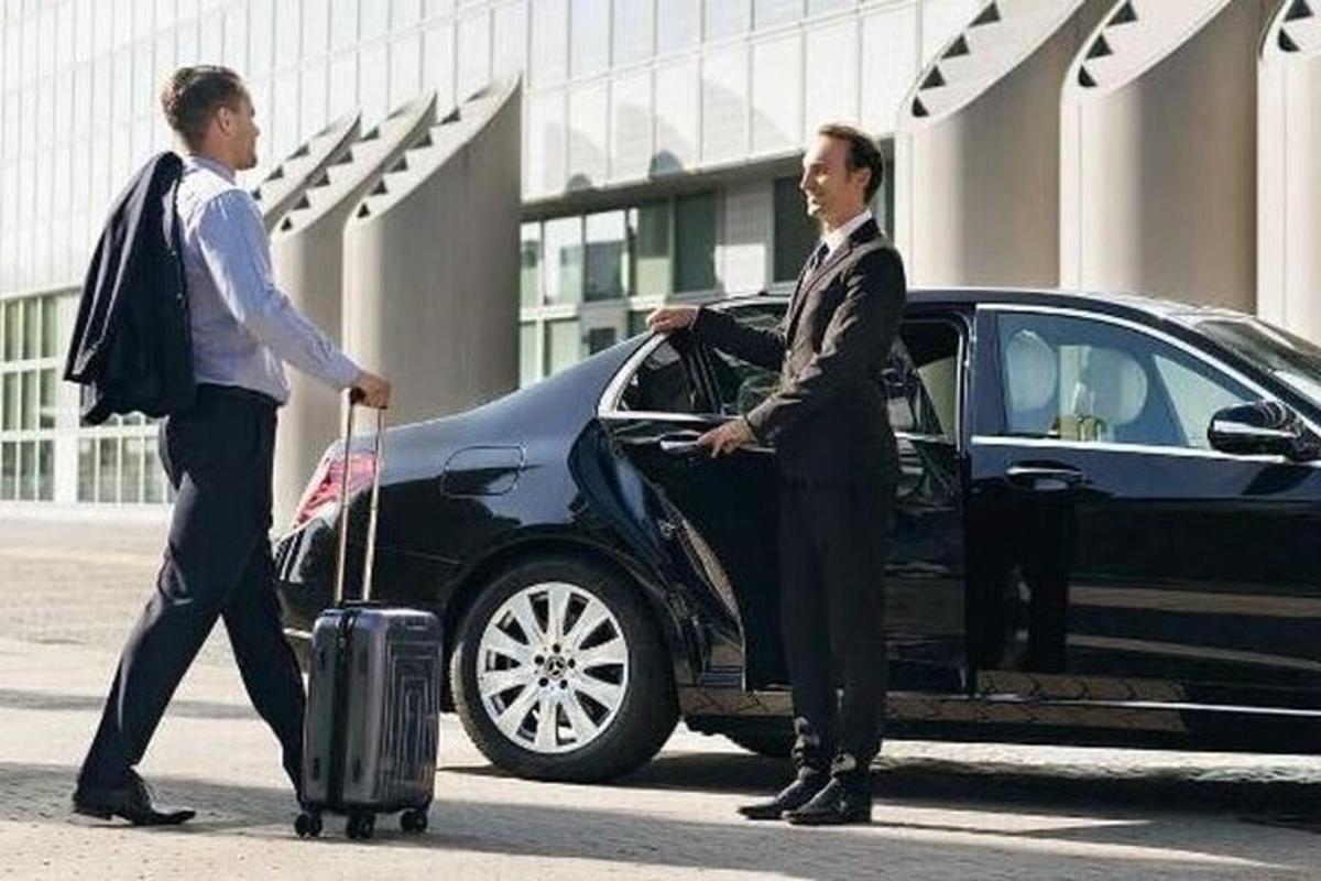 két férfi száll ki az autóból