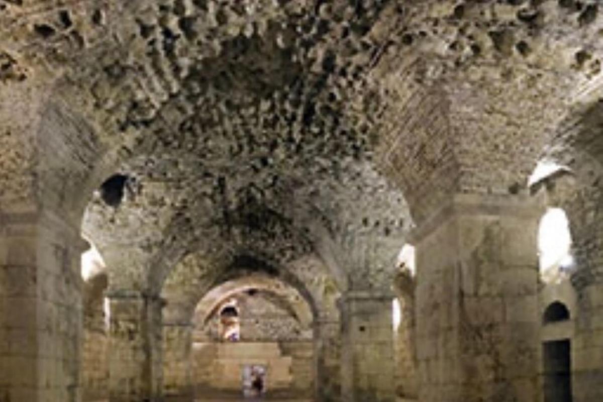 un vecchio edificio con il soffitto coperto di detriti