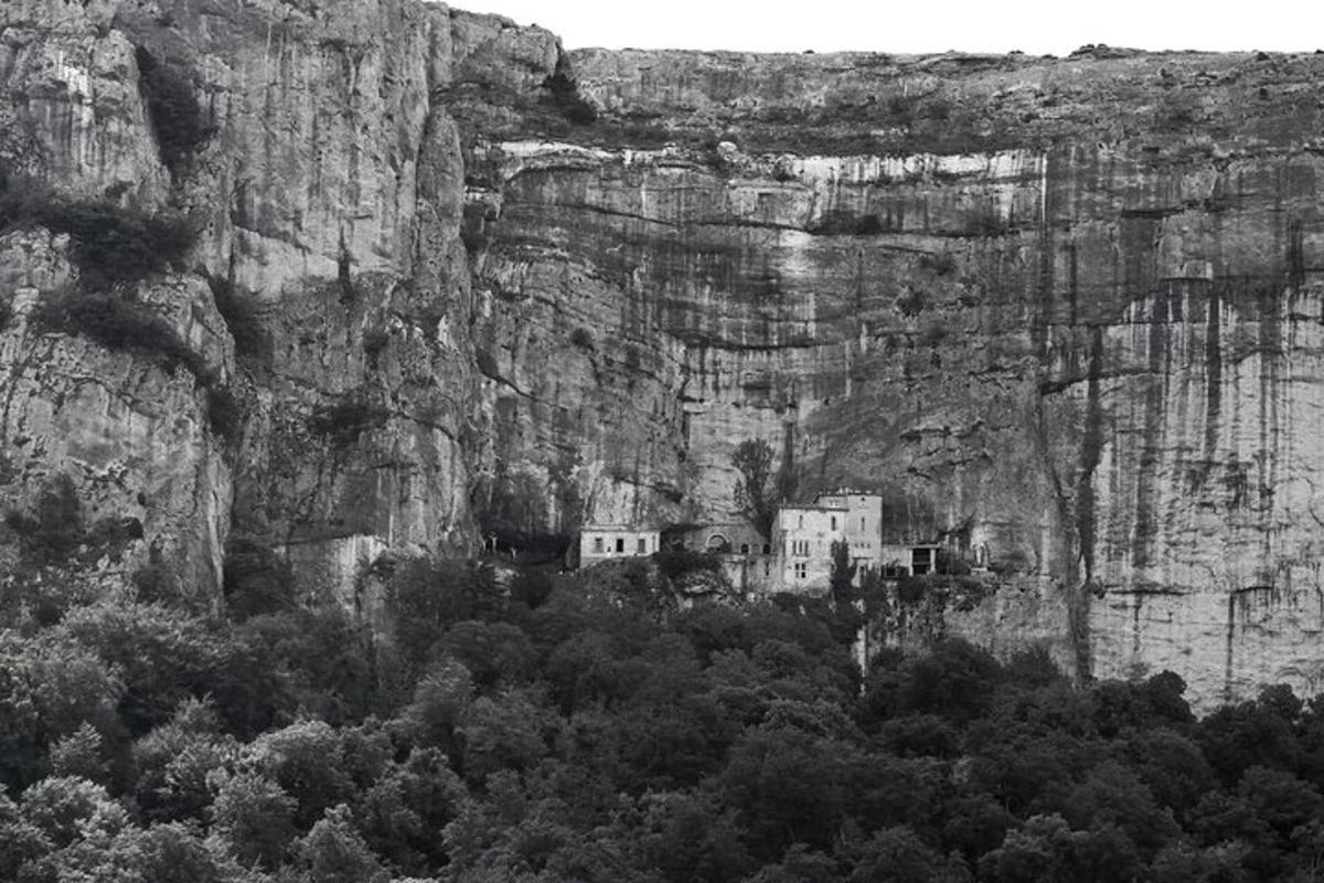 ένα χωριό στην πλαγιά ενός βουνού