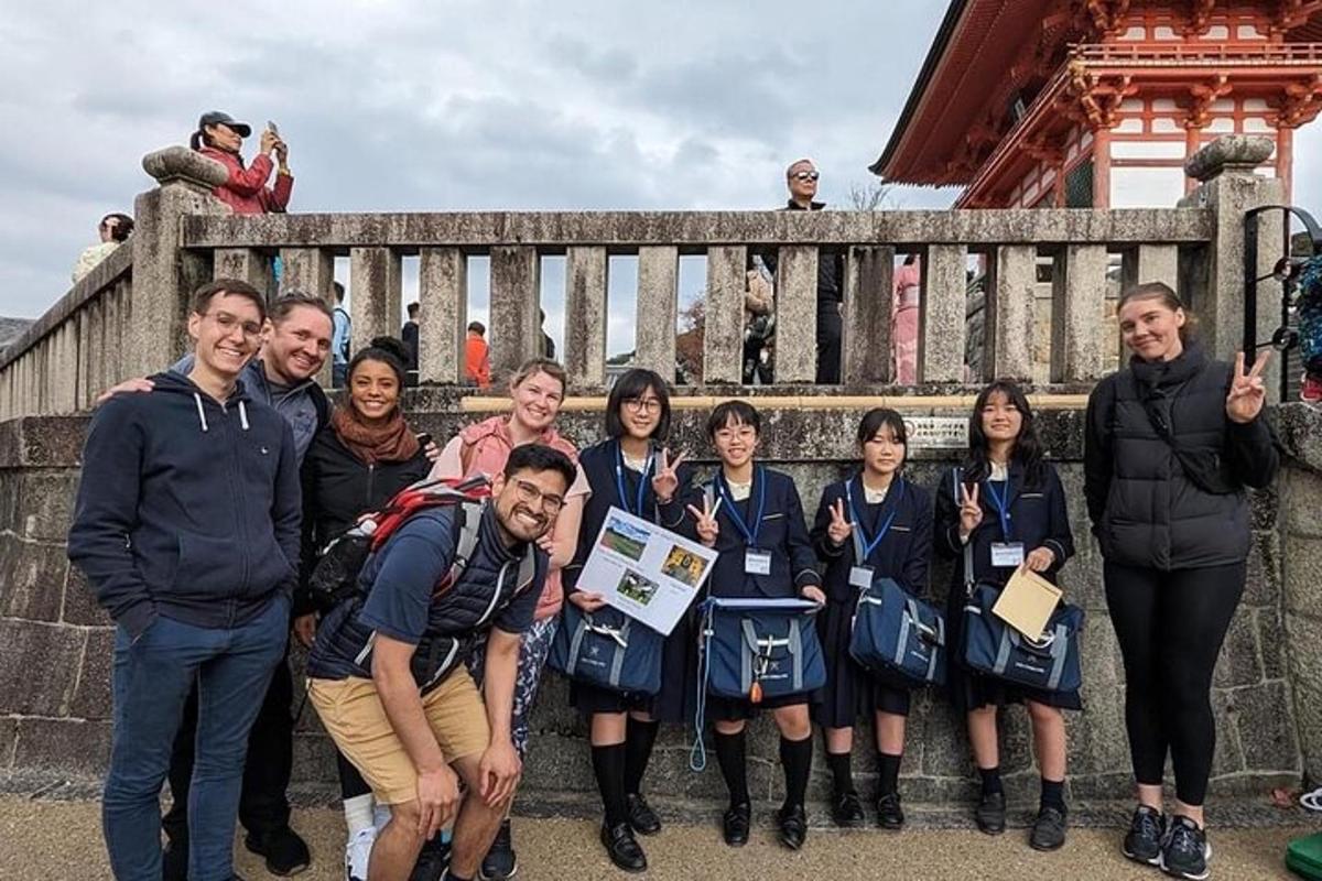 un gruppo di persone in posa per una foto su una scala