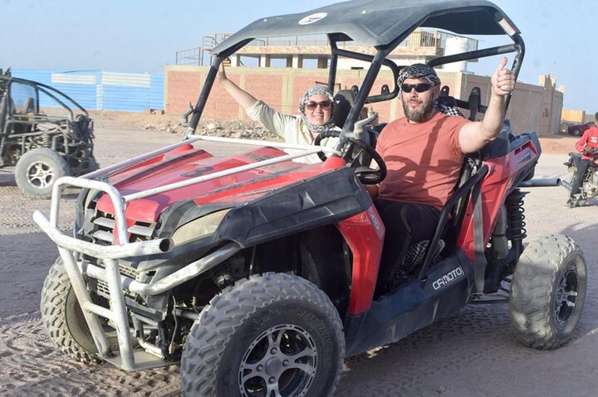 dos homes viatgen en un vehicle de quatre rodes