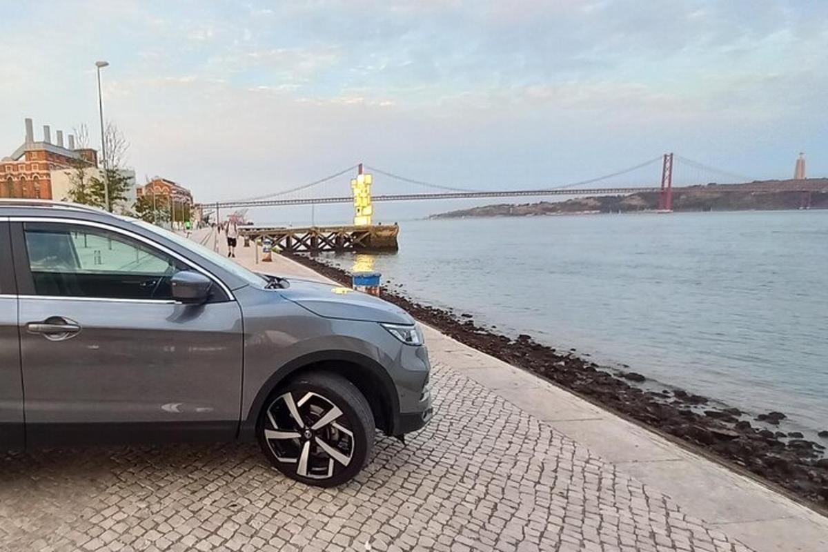 veekogu ääres pargitud auto sillaga