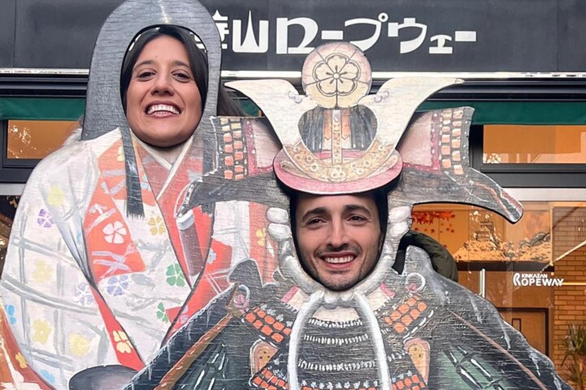 un uomo e una donna vestiti in costume