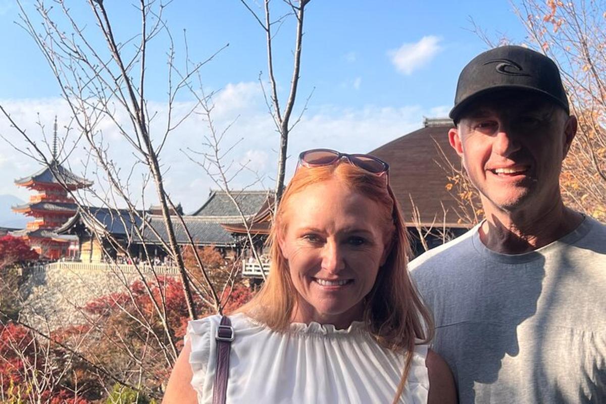 un uomo e una donna posano per una foto