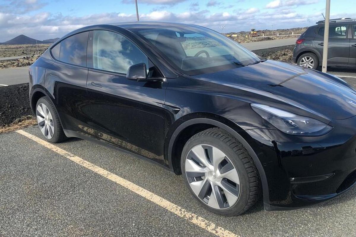 Blár Smart bíll lagður á bílastæði