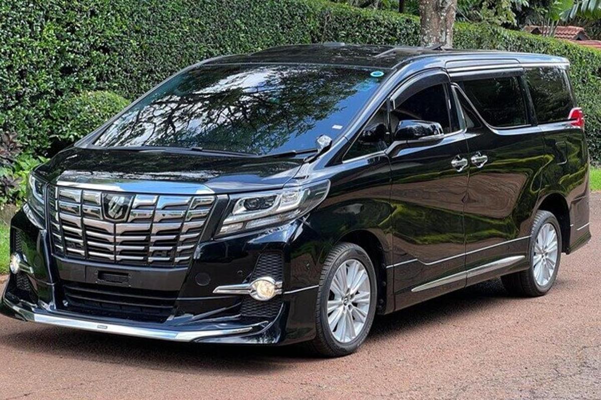 Na silnici je zaparkované černé SUV