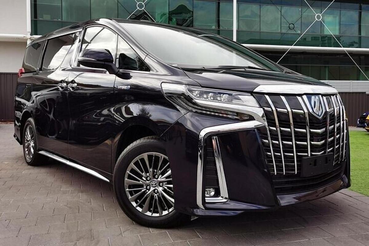 černé SUV zaparkované před budovou