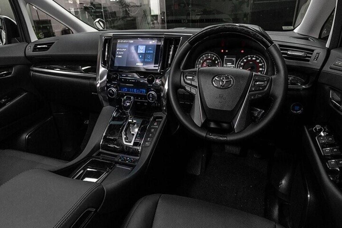 una vista del cruscotto di un'auto Lexus