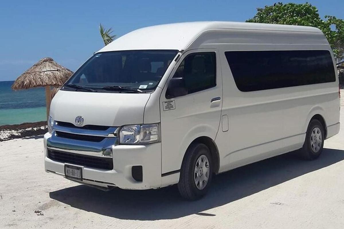 une camionnette blanche garée sur une plage près de l'océan