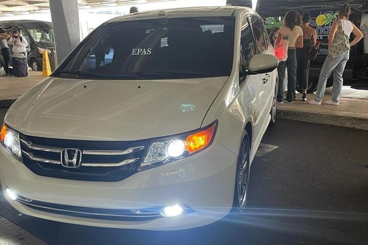 Un coche blanco estacionado en un estacionamiento