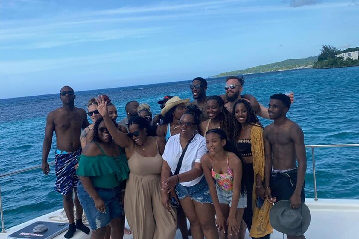 un gruppo di persone in posa per una foto su una barca