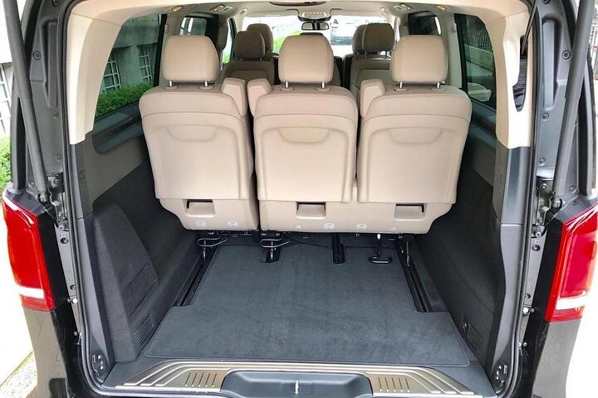bagasi kereta terbuka dengan tempat duduk belakang