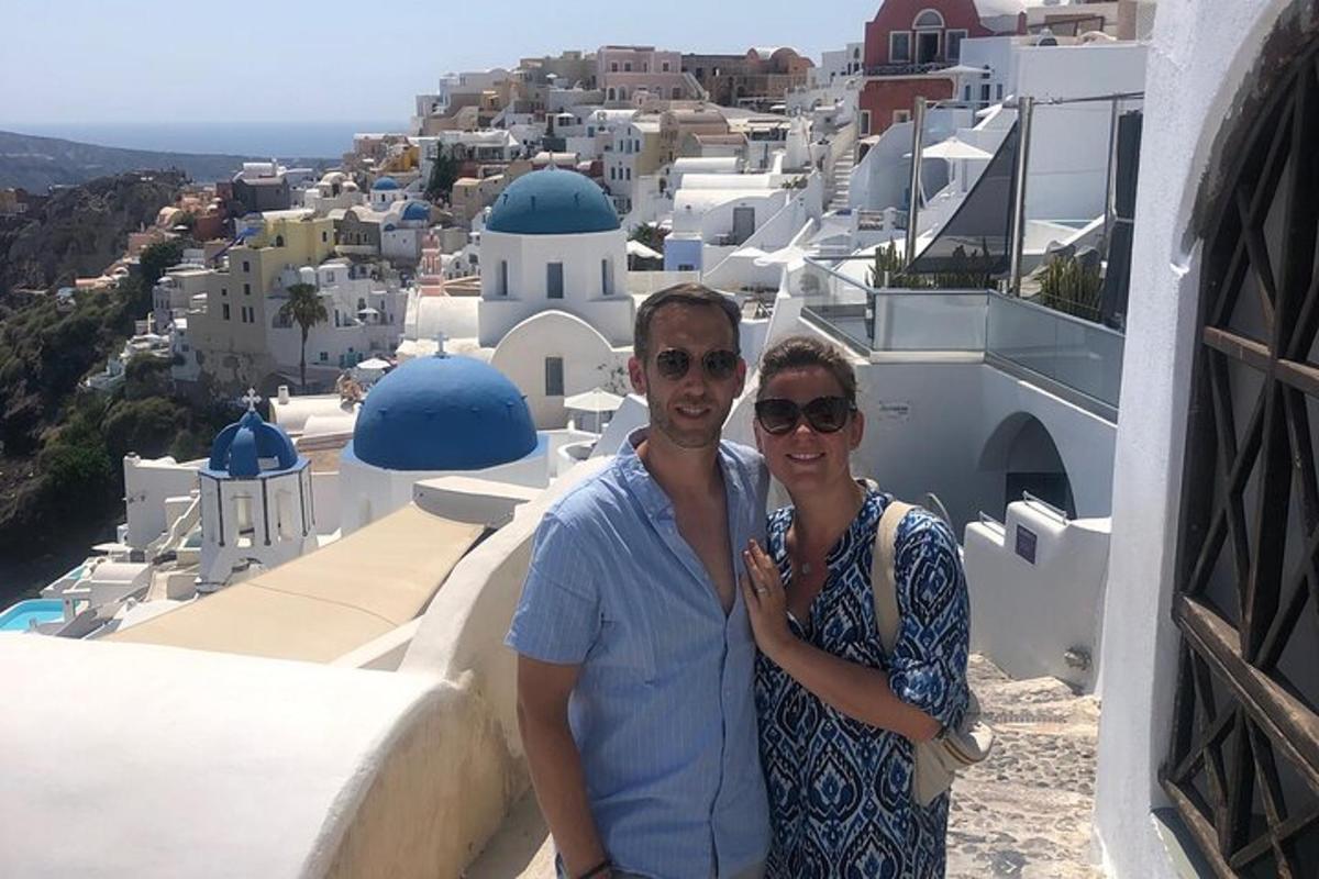 ένας άνδρας και μια γυναίκα που στέκονται στην κορυφή ενός κτιρίου