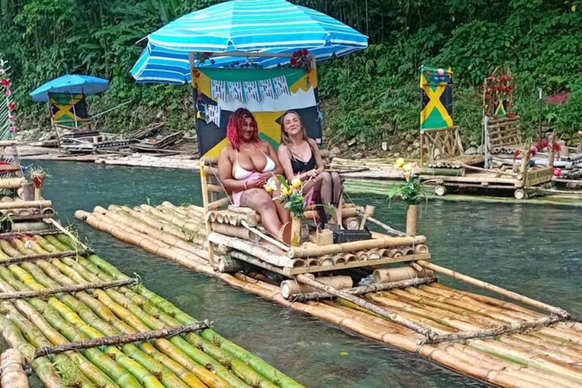 due donne sedute su una zattera in acqua