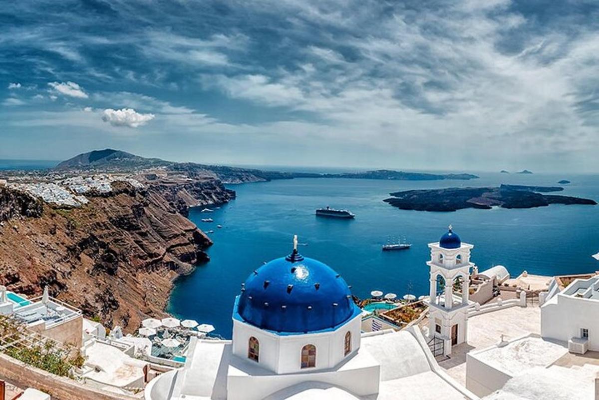 ένα μπλε και άσπρο κτίριο με θέα στον ωκεανό