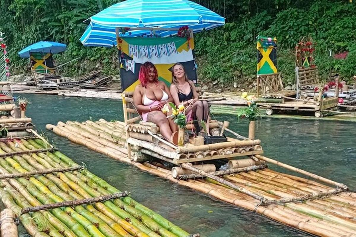 dues dones assegudes en una bassa a l'aigua