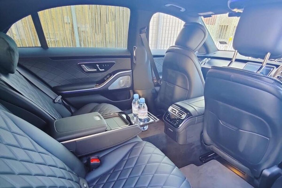 tempat duduk belakang kereta dengan dua botol air di dalamnya