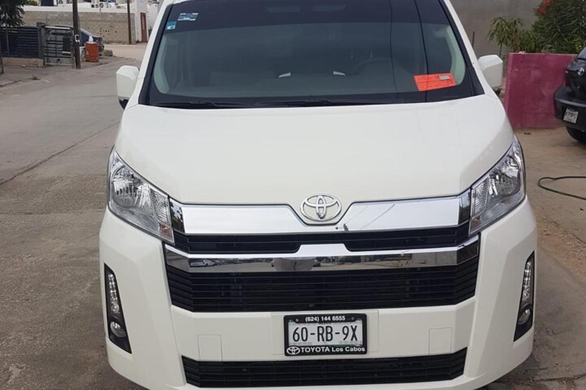 un'auto bianca parcheggiata in un parcheggio