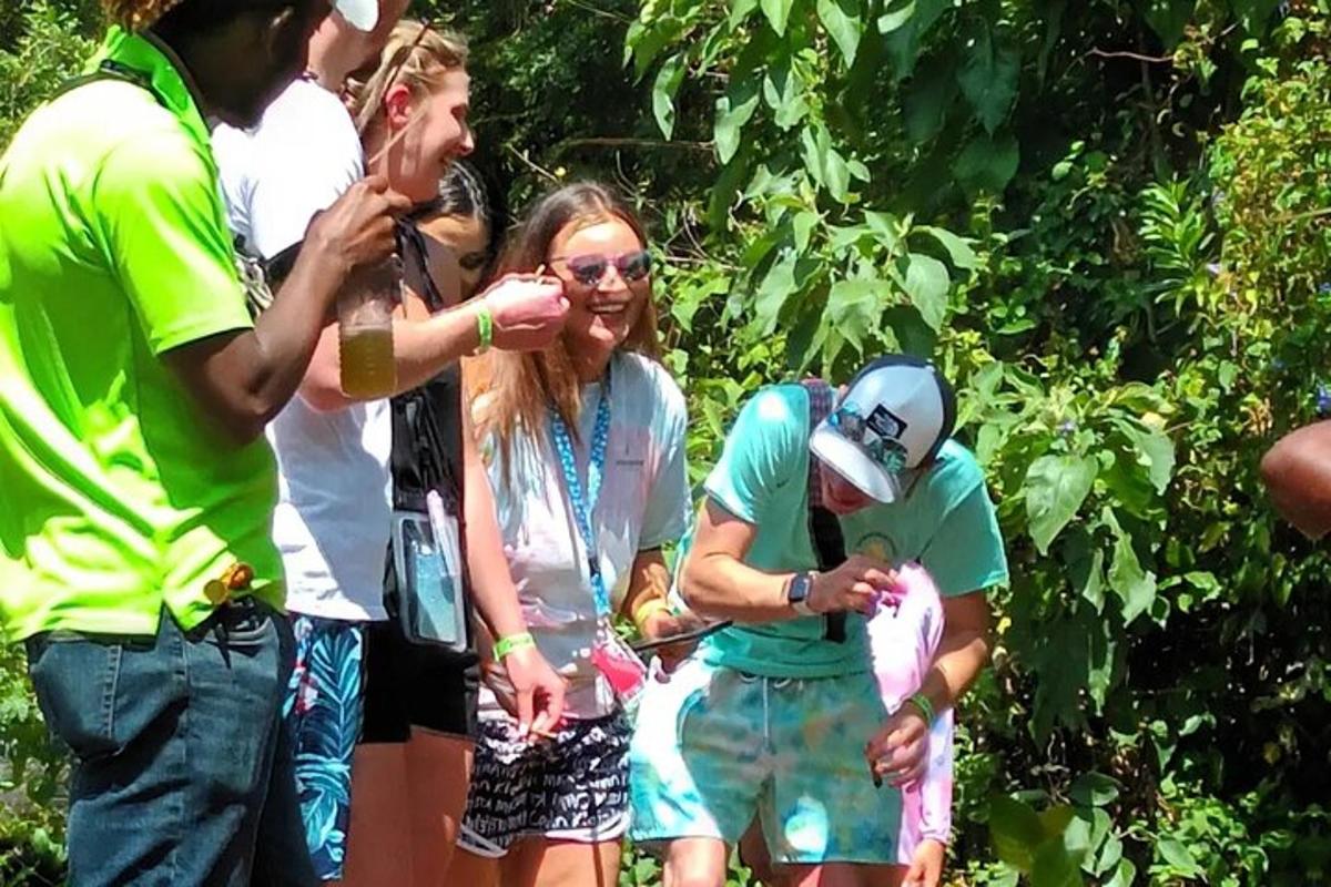 un grup de oameni care stau unul lângă altul