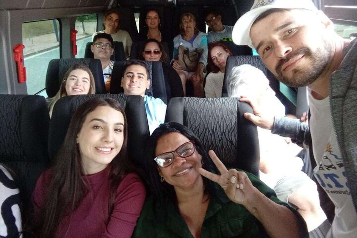 un gruppo di persone sedute su un autobus