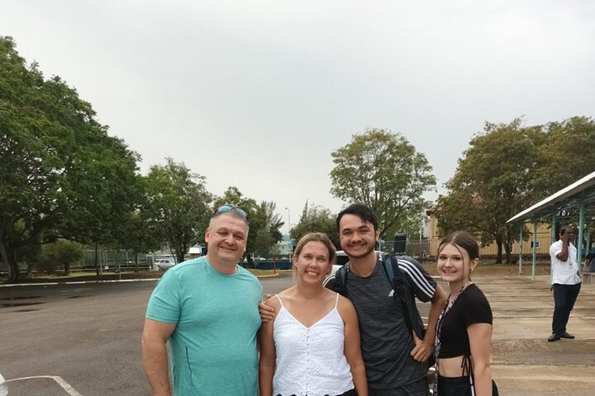 un grup de oameni care pozează pentru o fotografie