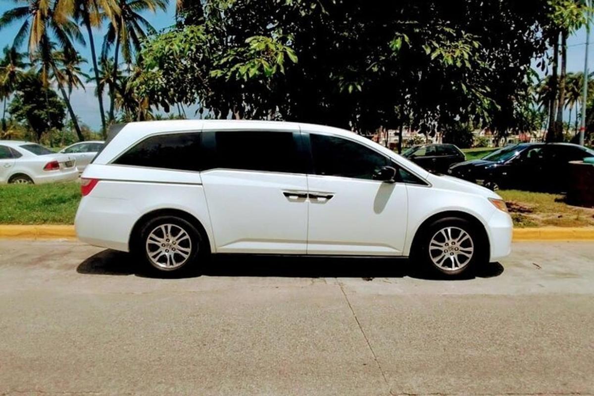 valge auto pargitud parklas