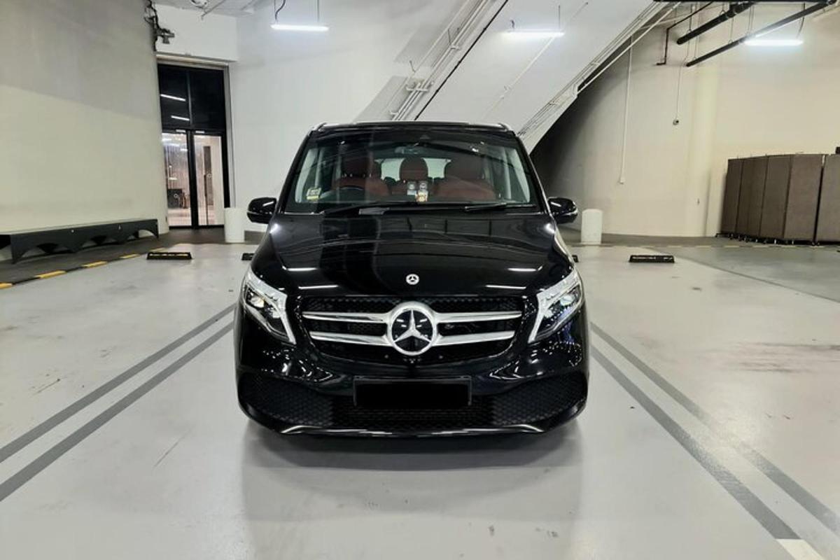 Auto Acedes Benz zaparkované v garáži