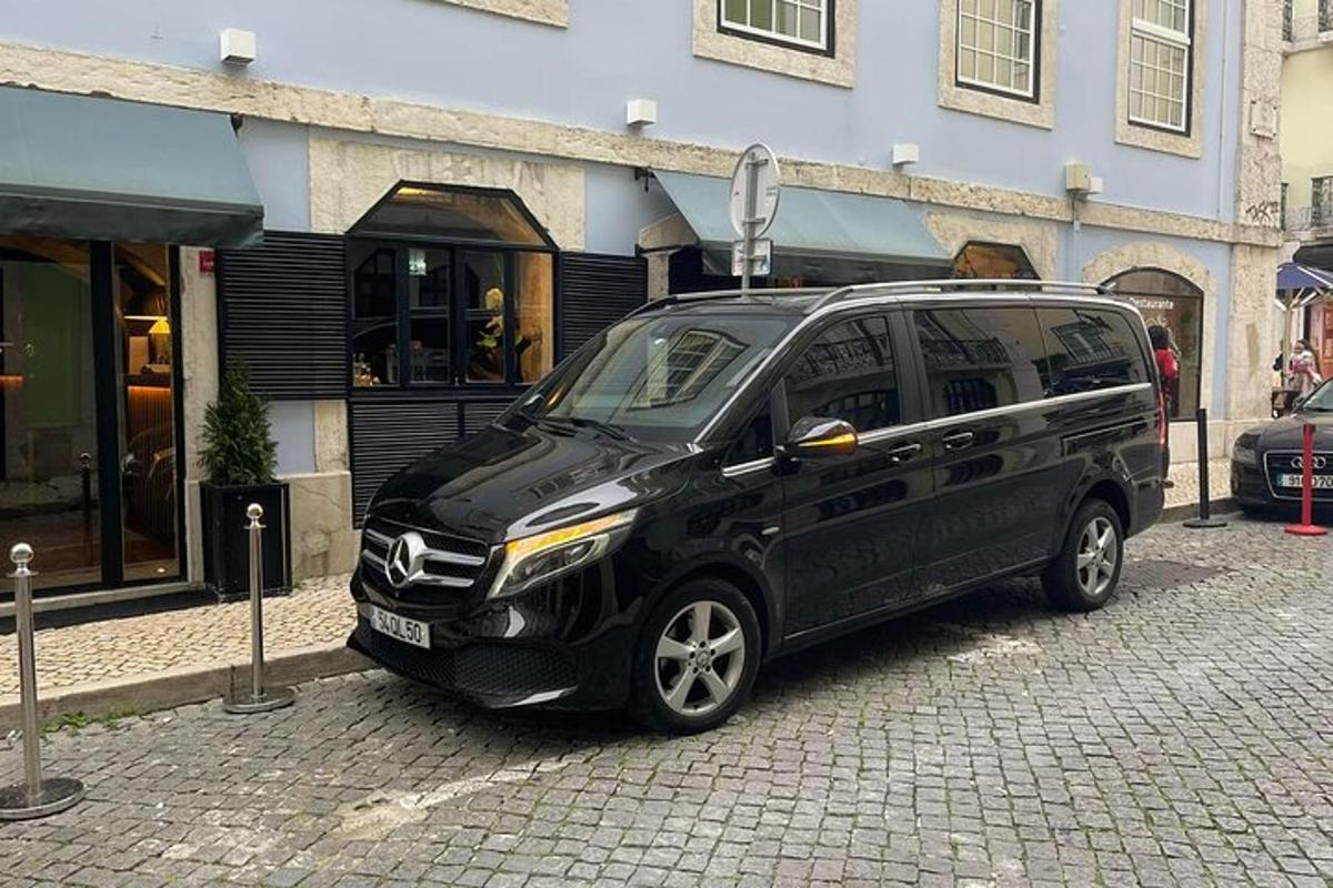 mobil hitam diparkir di depan sebuah gedung