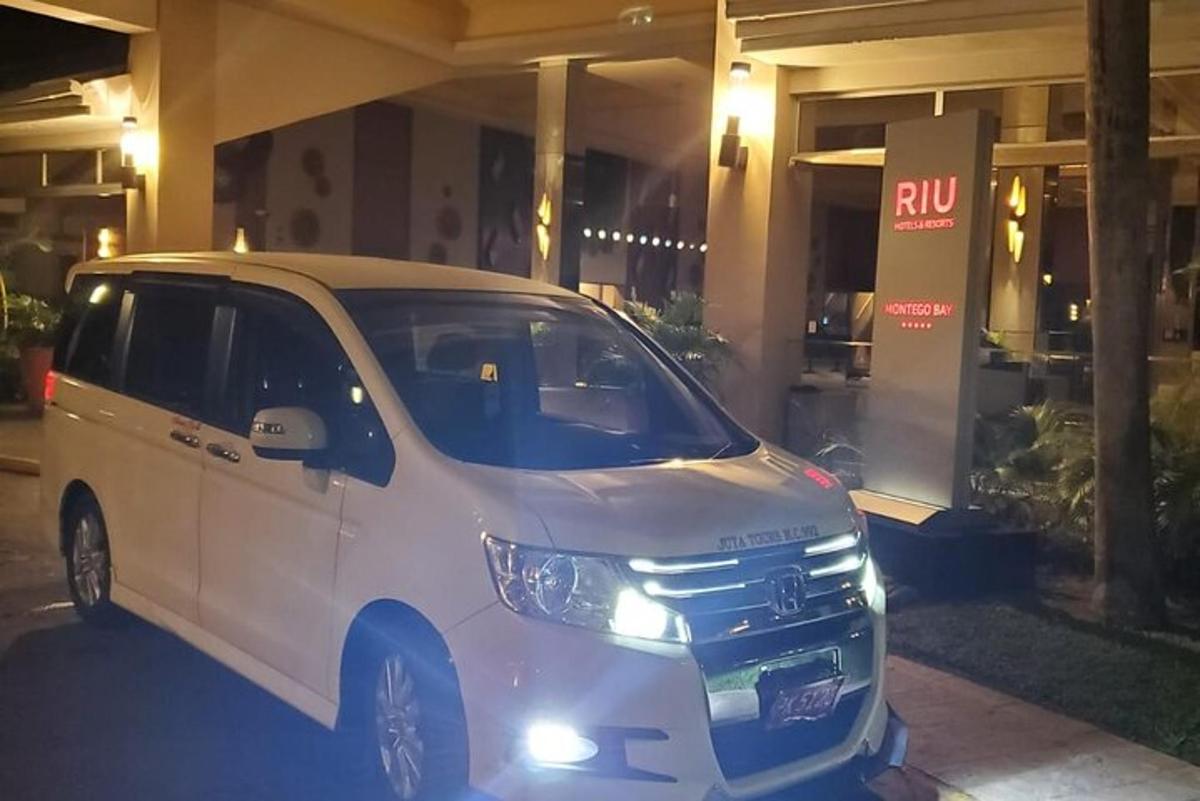 un furgone bianco parcheggiato davanti a un edificio