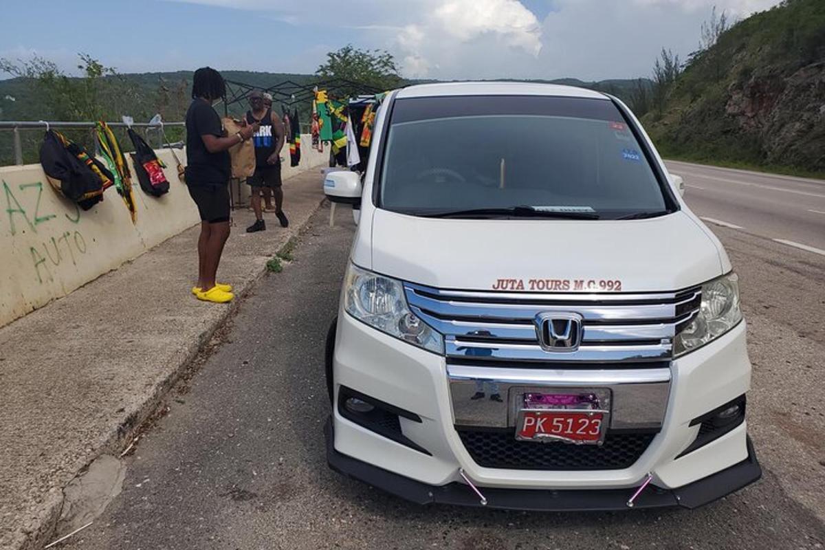 una furgoneta blanca aparcada a la vora de la carretera