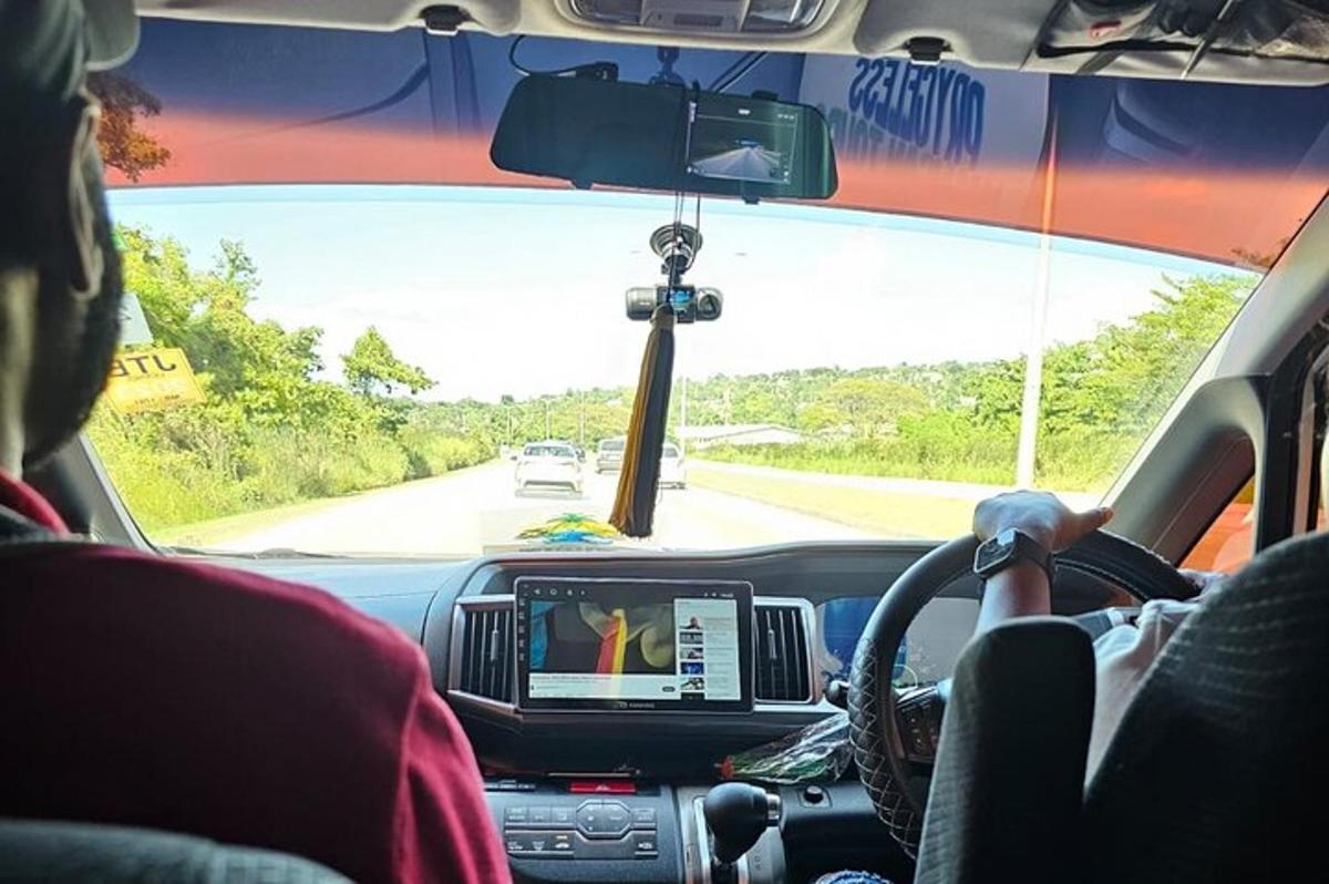 uma pessoa dirigindo um carro em uma estrada