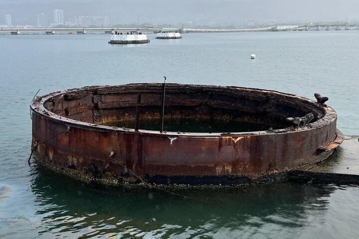 un vieux bateau rouillé assis dans l'eau