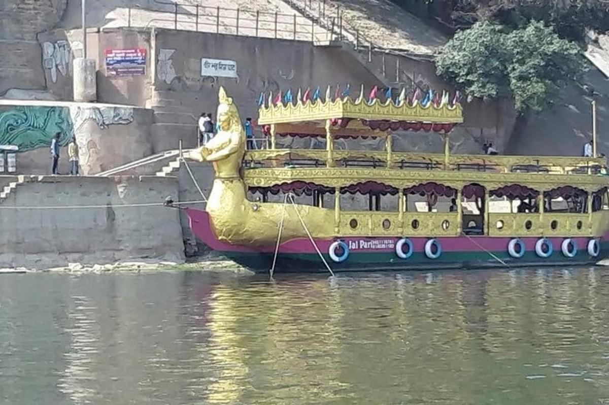 una barca in acqua con una barca drago