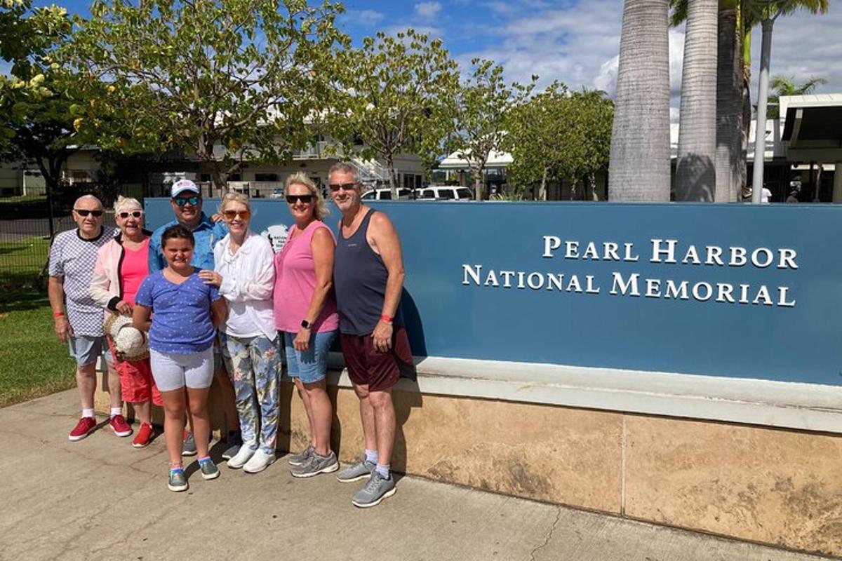un groupe de personnes debout devant un mémorial national de Park Harbor