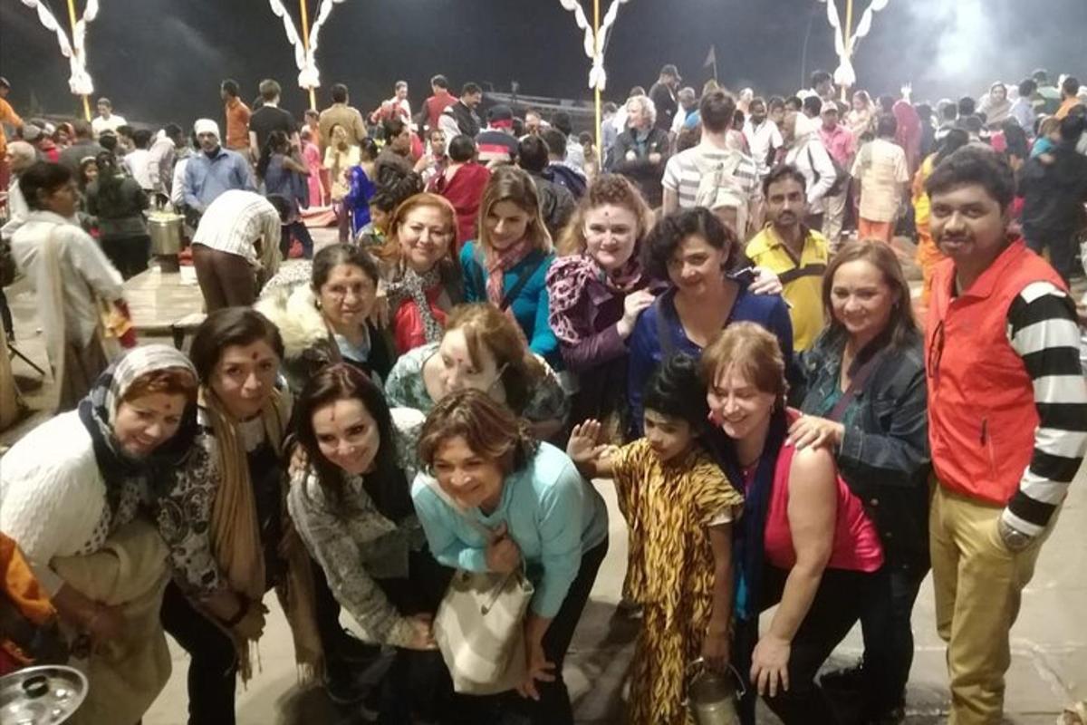 un gruppo di persone che posano per una foto in mezzo alla folla