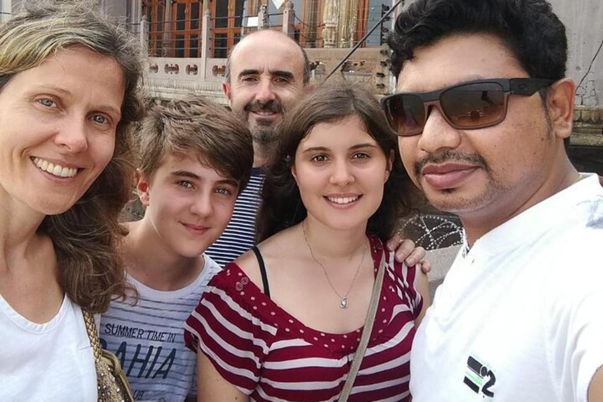 un gruppo di persone che posano per una foto