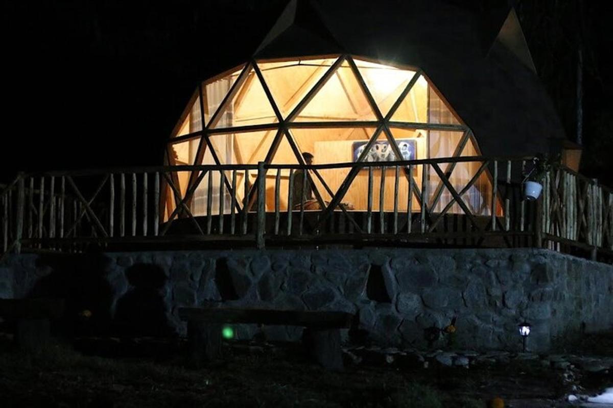 o clădire mare cu o fereastră mare noaptea