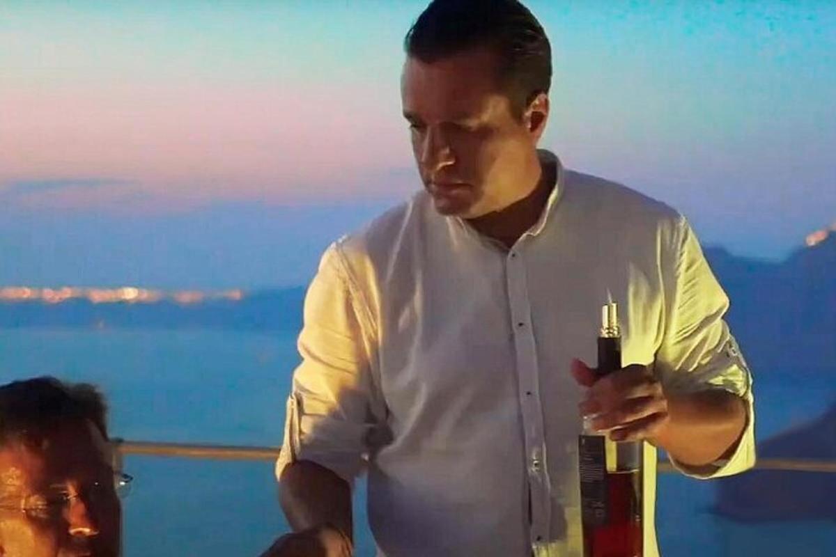 muž držící v ruce zapalovač