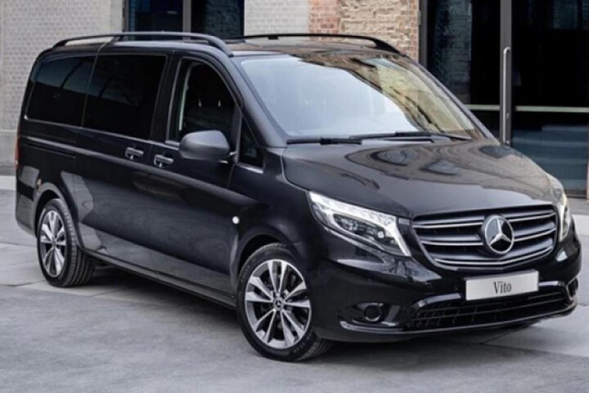 Černá dodávka Mercedes Benz zaparkovaná na parkovišti