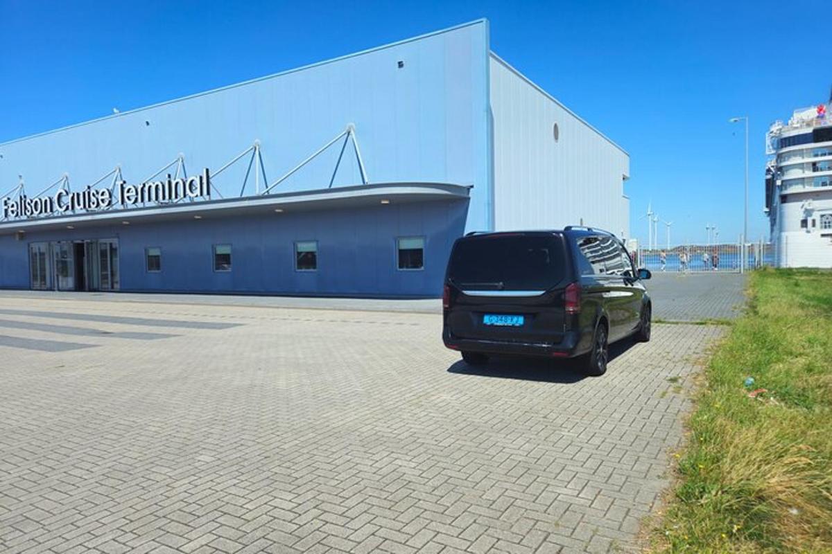 jeppabíll lagður á bílastæði fyrir framan byggingu