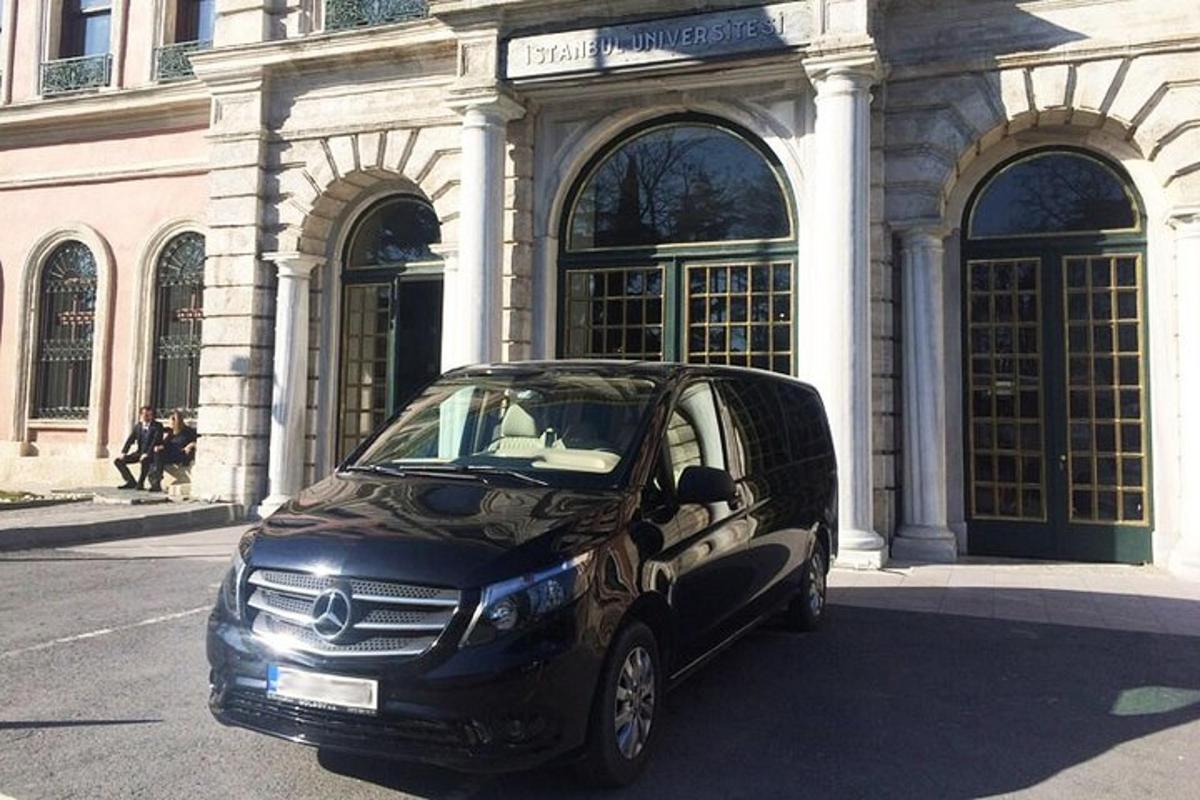 černé auto zaparkované před budovou