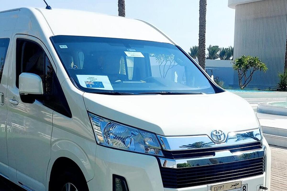 una camioneta blanca estacionada en un estacionamiento