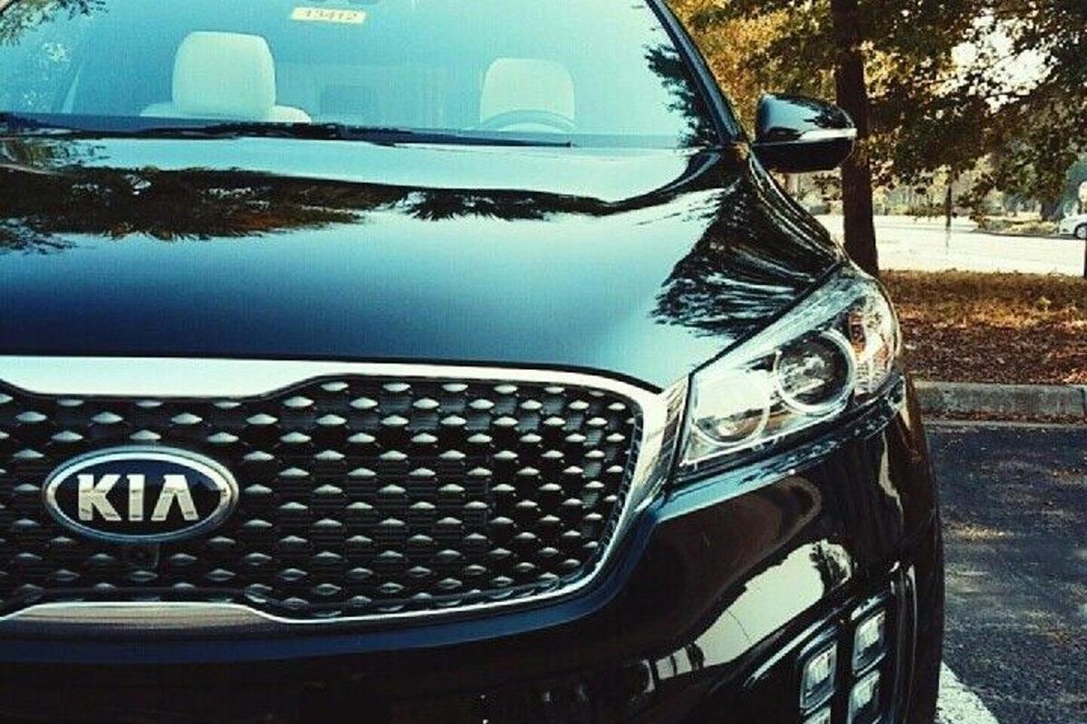 Un coche Kia estacionado en un estacionamiento