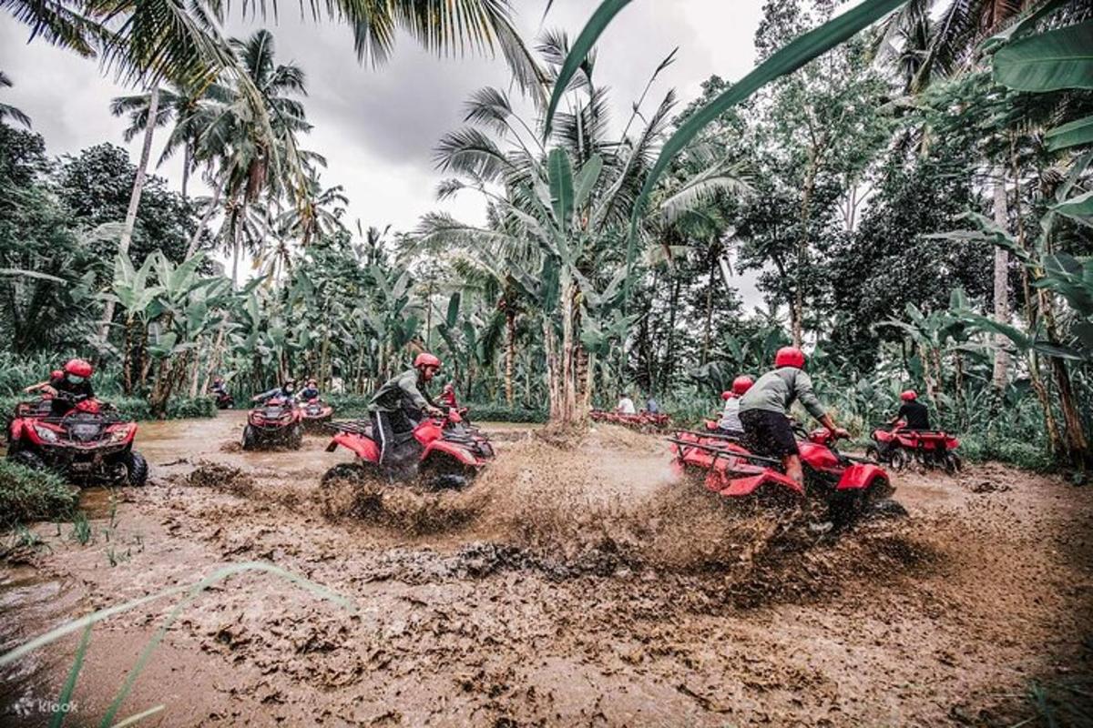 sekelompok orang mengendarai sepeda motor melalui lapangan tanah