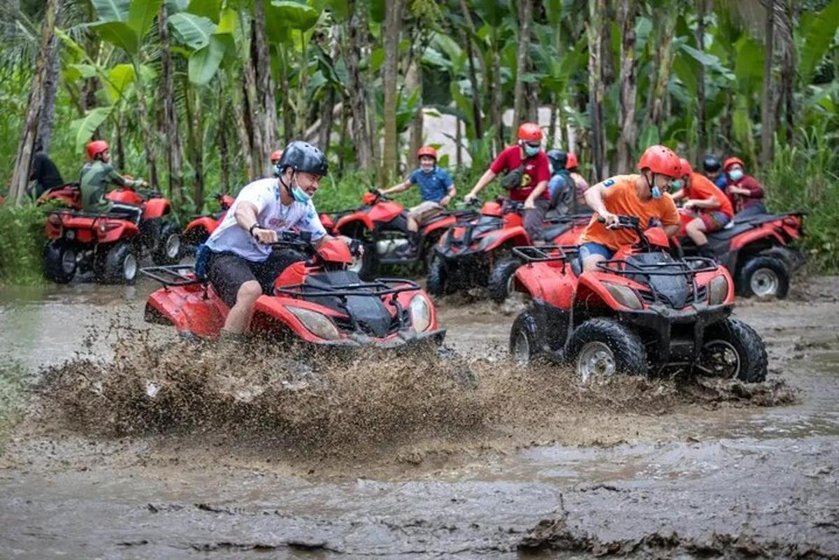một nhóm người đi xe địa hình qua một con đường lầy lội