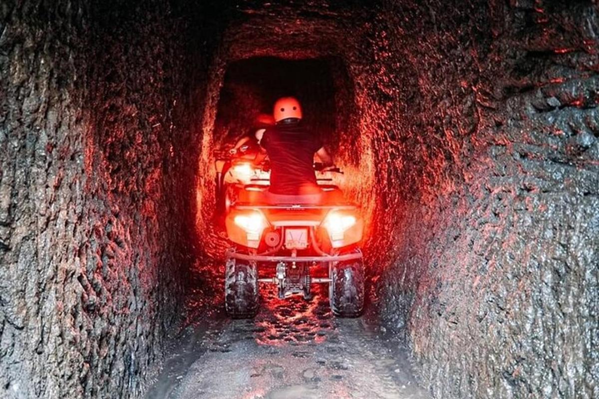 một đứa trẻ đang đi xe lăn qua một đường hầm tối