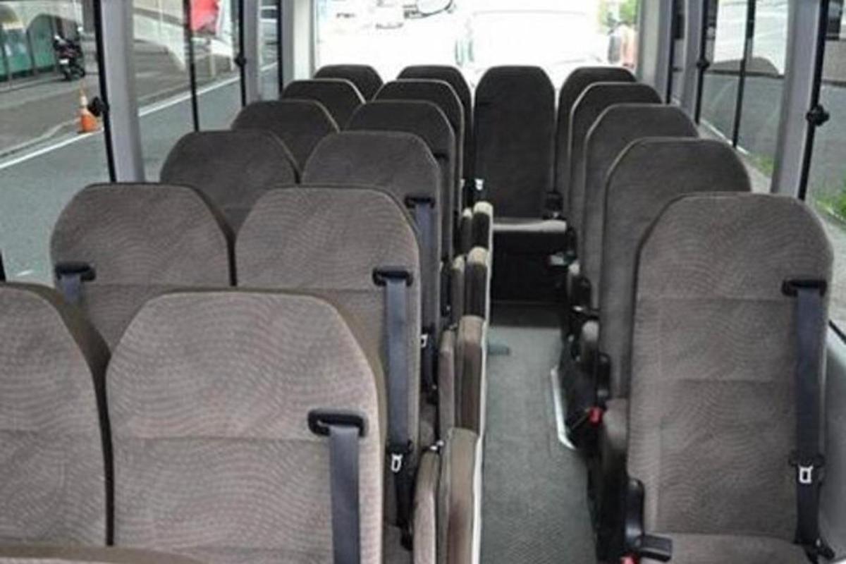 deretan tempat duduk kosong di dalam bas