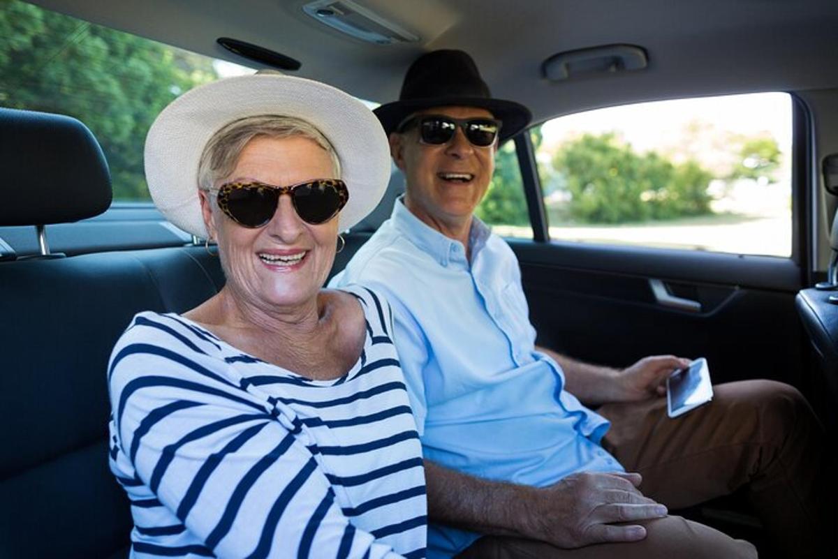 en mann og en kvinne som sitter i en bil