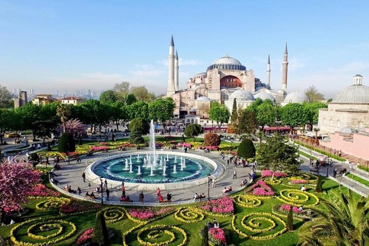 una vista di una fontana di fronte a una moschea