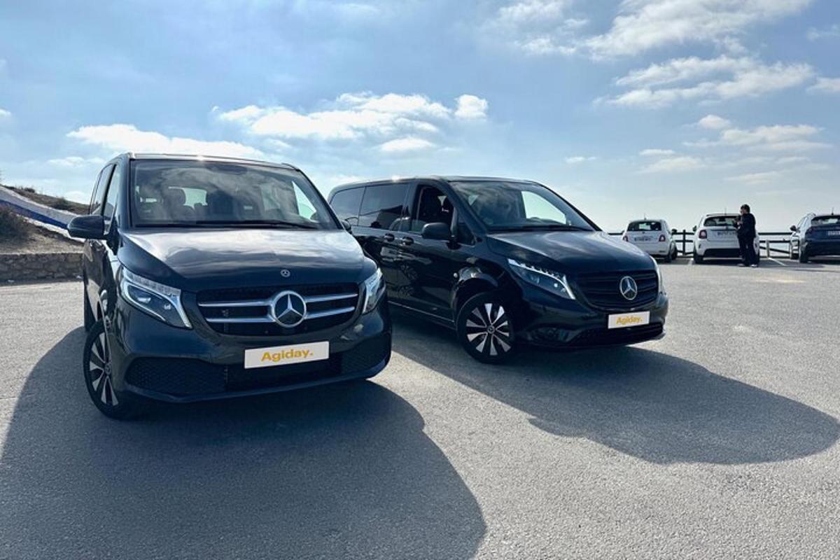 Dos coches aparcados uno al lado del otro en un estacionamiento